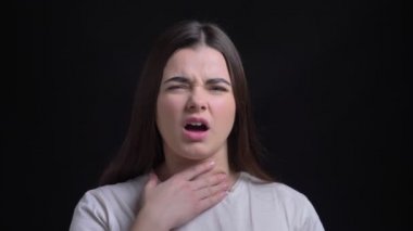 Boğaz sahip ve boynunu siyah arka plan üzerine dokunmadan genç kilolu esmer beyaz kız portresi.