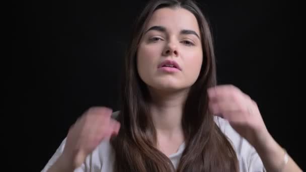 Portret Van Overgewicht Brunette Kaukasische Meisje Haar Haren Aanpassen Serieus — Stockvideo