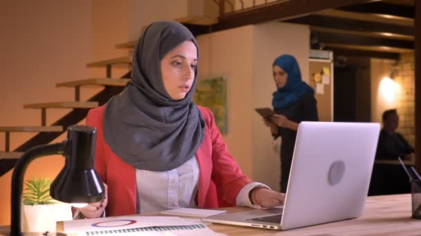 Nahaufnahme Porträt Einer Jungen Schönen Muslimischen Büroangestellten Hijab Die Eile — Stockvideo