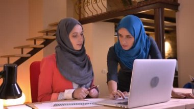 Portre portre genç başarılı Müslüman mecaz laptop önünde iş sorunları tartışıyor. Arap çalışanı talimat işveren