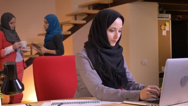 Detailní Portrét Mladého Koncentrované Muslimské Zaměstnankyni Hidžábu Psaní Notebooku Jinými — Stock video