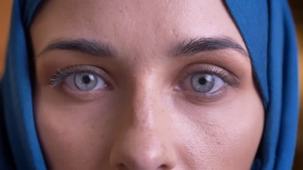 Closeup πορτρέτο του ενήλικα μουσουλμανική γυναικών στο χιτζάμπ ψάχνουν κατευθείαν στην κάμερα, με όμορφα γκρι μάτια και χαμογελαστά έκφραση του προσώπου — Αρχείο Βίντεο