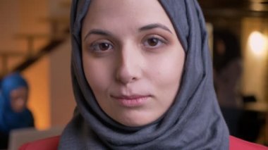 Gri hijab sakince işyeri kapalı kamera olmakta arayan Müslüman kadını çekici genç closeup portresi