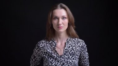 Arka plan üzerine siyah izole ile doğrudan kameraya arayan genç oldukça esmer kadın portresi portre