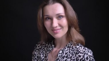 Genç güzel beyaz kadın gülümseyerek ve mutlu bir şekilde düz seyir gülüyor kameraya dönüm portre portre