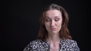 Closeup kızıyor ve anlaşmazlık in token of başını sallayarak genç güzel beyaz kadın portresi