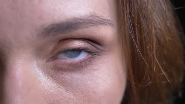 Closeup μισό πρόσωπο πορτρέτο του ενήλικα καυκάσιος γυναίκα με μπλε μάτια είναι κλειστά, στη συνέχεια, άνοιγμα και κοιτάζοντας κατευθείαν στην κάμερα. — Αρχείο Βίντεο