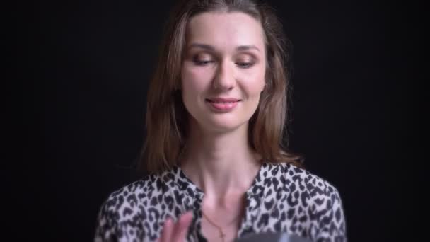 Bir topla oynamayı ve seductively kamera önünde gülümseyen genç güzel beyaz kadın portresi portre — Stok video