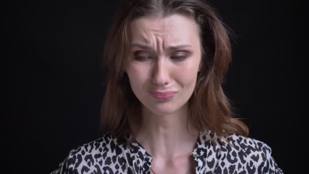 Closeup portret van jonge mooie Kaukasische vrouw wordt boos en teleurgesteld voor de camera — Stockvideo