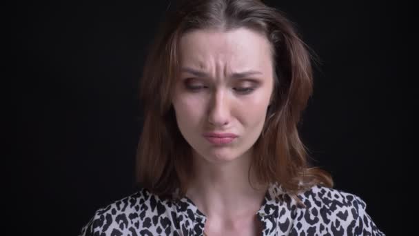 Closeup πορτρέτο του νεαρή όμορφη γυναίκα Καυκάσιος είναι δυσαρεστημένοι και λυπημένος ενώ βλέπουν τα φωτογραφικών μηχανών — Αρχείο Βίντεο