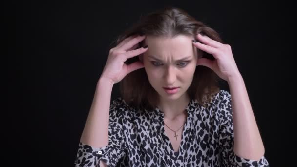 Closeup Retrato Jovem Bela Mulher Caucasiana Recebendo Uma Dor Cabeça — Vídeo de Stock