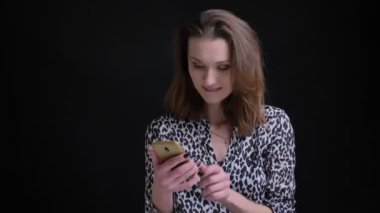 Telefonda kamera önünde çekilmiş fotoğraf ile ilgilenen genç oldukça beyaz kadın portresi portre