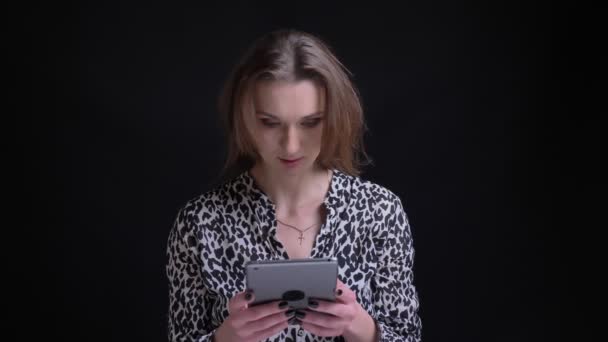 Closeup Πορτρέτο Του Νεαρή Όμορφη Γυναίκα Καυκάσιος Χρησιμοποιώντας Tablet Στη — Αρχείο Βίντεο