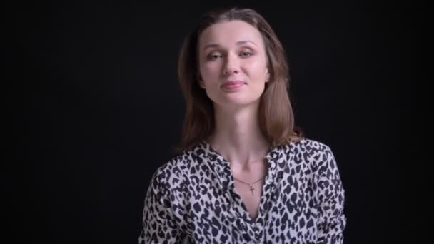 Nahaufnahme Porträt einer jungen schönen kaukasischen Frau, die in die Kamera lächelt und den Daumen nach oben zeigt — Stockvideo