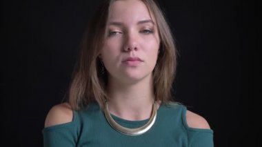 Siyah arka plan üzerine olumsuz Anlaşamadığımızda kafasını çevirerek genç esmer beyaz kız portresi yakın çekim.