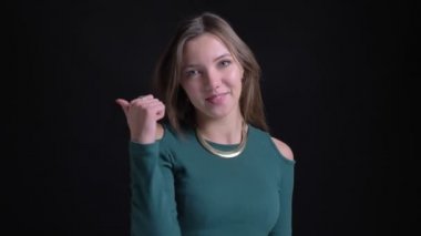 Gibi göstermek ve siyah arka plan üzerine saygı için parmak-up işaret eller genç esmer beyaz kız portresi.