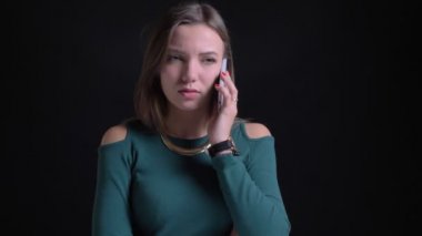 Sevinçle smartphone üzerinde konuşmak ve saç siyah arka plan üzerinde ayarlama genç esmer beyaz kız portresi.