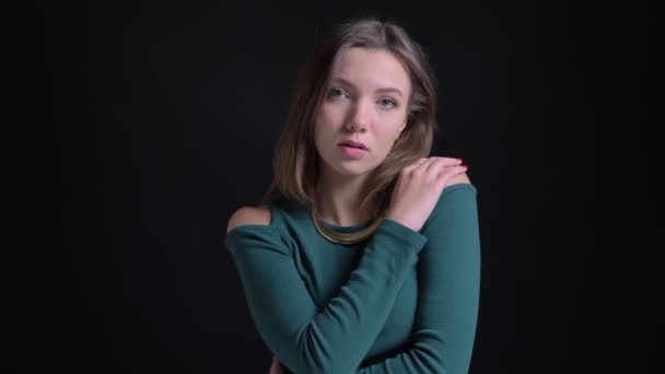 Primer plano retrato de joven y hermosa chica caucásica morena posando a la moda en la cámara sobre fondo negro . — Vídeos de Stock