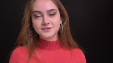 Genç güzel beyaz kadın gülümseyerek ve kamera önünde poz düz seyir closeup portresi