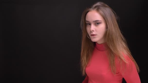 Şık Elbiseleri Kamera Önünde Poz Beyaz Kız Sevimli Genç Closeup — Stok video