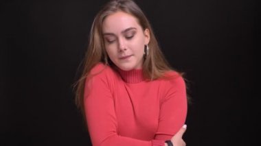 Genç beyaz kadın göğüs üzerinde geçti ve kameraya seductively seyir silah sahip dudaklarını yalamaya closeup portresi