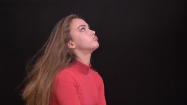 Genç güzel beyaz kadın sıkılmış olmak ve çevresinde dönüm portre portre