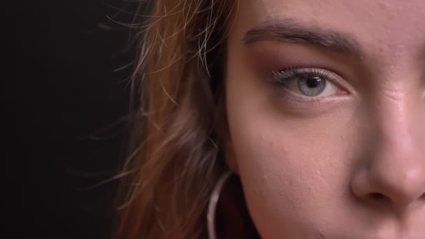 Closeup poloobličejových portrét mladé krásné kavkazské ženské tváře s šedých očí při pohledu přímo na kameru — Stock video