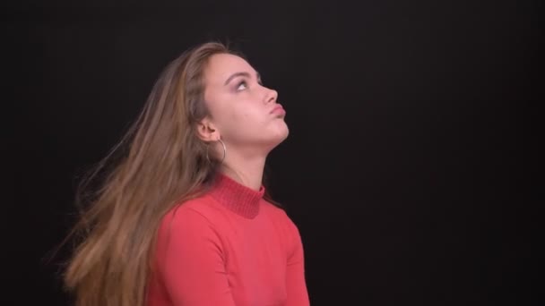 Närbild porträtt av unga vackra kaukasiska kvinna att vara uttråkad och vrida runt — Stockvideo