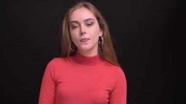 Genç güzel beyaz kadın olmak bıkkın ve biri için bekleyen closeup portresi