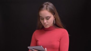 Tablet üzerinde tarama ve kamera gülümseyen için chroma anahtar yeşil ekran gösterilen genç beyaz güzel kadın portresi portre