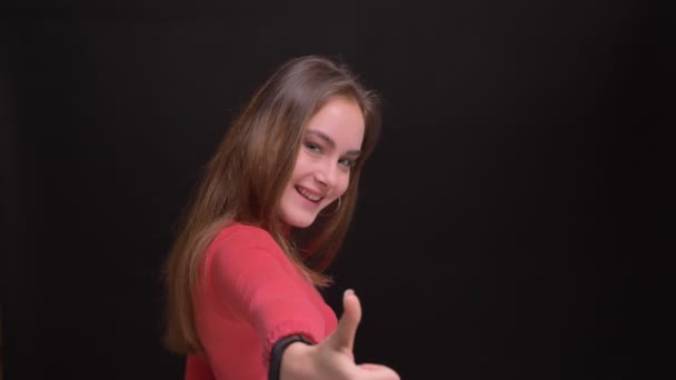 Vértes portré fiatal gyönyörű vidám nő boldogan felbukkan hüvelykujj rövid idő látszó-on fényképezőgép, és mosolyogva — Stock videók