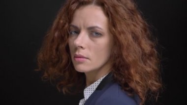 Taraftan dönüm ve izole siyah arka plan ile kameraya seyir yetişkin kendine güvenen işkadını portre çekimleri