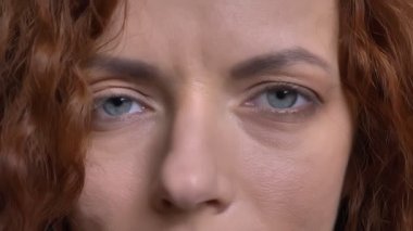 Yetişkin beyaz Kızıl saçlı kadın yüzü mavi gözlü doğruca kameraya bakarak closeup portresi