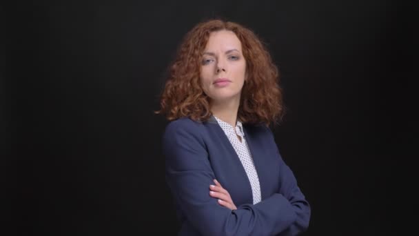 Närbild Porträtt Vuxen Säker Kaukasiska Affärskvinna Tittar Kameran Och Med — Stockvideo