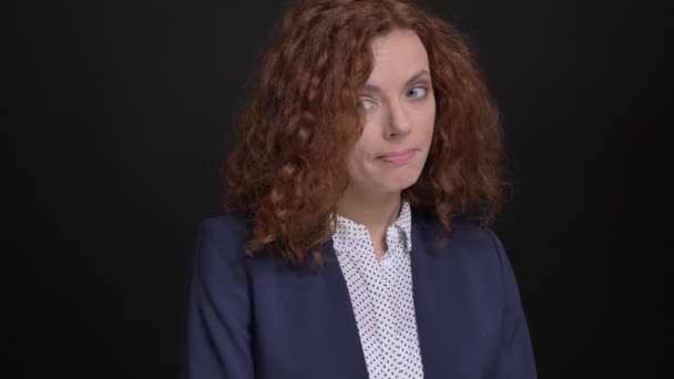 Beceriksizce kamera olmakta arayan kırmızı kıvırcık saçlı genç beyaz kadın portresi closeup şaşkın ve utanç — Stok video