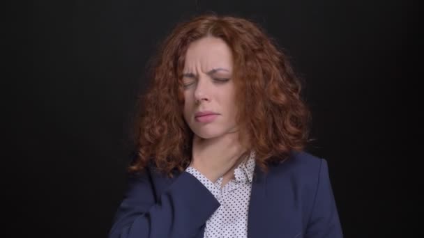 Nahaufnahme Porträt einer erwachsenen kaukasischen Geschäftsfrau, die einen kranken Hals hat und sich schlecht fühlt — Stockvideo