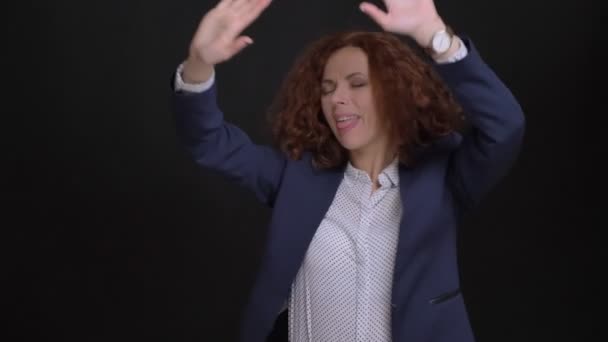 Detailní portrét dospělých kavkazské veselá podnikatelka tančí a baví se na kameru — Stock video
