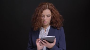 Tablete yazarak o zaman güvenle kameraya seyir yetişkin beyaz işkadını closeup portresi