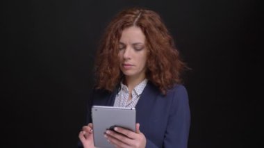 Tablet kullanma ve güvenle kameraya seyir yetişkin beyaz başarılı işkadını closeup portresi