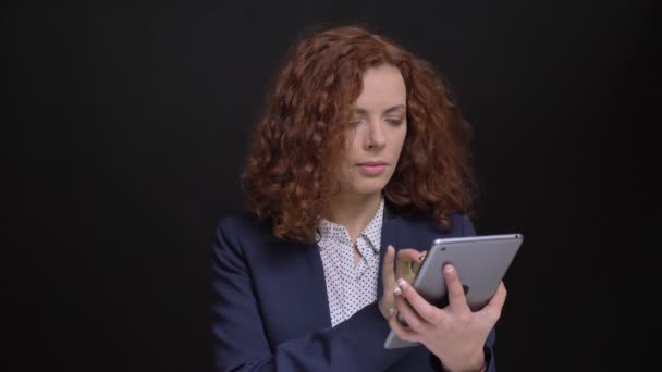 Retrato de primer plano de una mujer de negocios caucásica adulta usando la tableta y mostrando la pantalla verde a la cámara — Vídeos de Stock