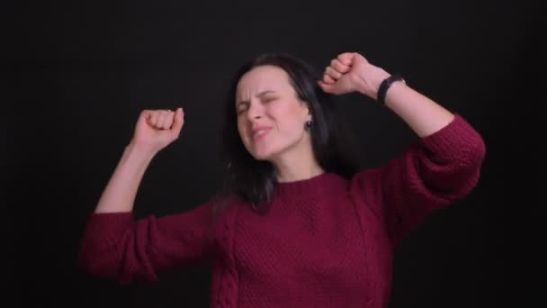 Крупним планом портрет дорослих чувак біла жінка танцює і розважається перед камерою — стокове відео