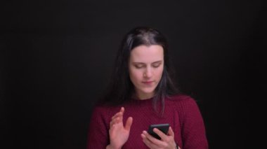 Telefon ve reactinfg sosyal medya için tarama genç beyaz kadın portresi closeup mesajları
