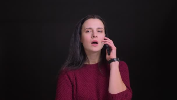 Closeup portret van volwassen Kaukasische vrouw met een telefoontje krijgen boos en geërgerd voor de camera — Stockvideo