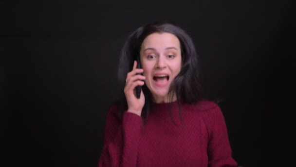 Detailní portrét mladých Kavkazský žena mluví o telefonu stále překvapen a nadšen — Stock video