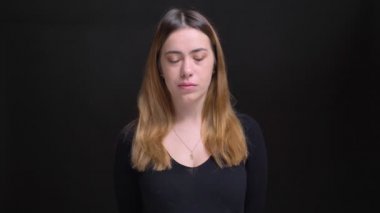 Beyaz kadın chagrin yanında getting üzgün ve hayal kırıklığına ve seyir çekici genç closeup portresi