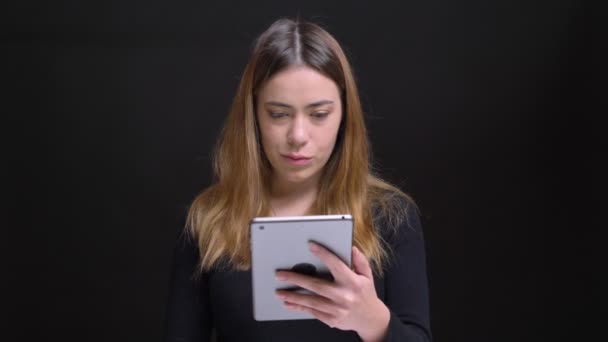 Closeup portret van jonge mooie Kaukasische vrouw met behulp van de tablet en tonen van groene scherm camera — Stockvideo