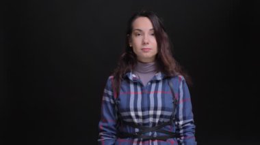 Siyah arka plan ile kamera düz görünümlü şık giysiler içinde genç güzel beyaz kadın portresi closeup izole