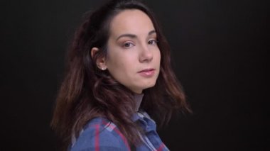 Portre yan görüntülemek genç güzel kadınsı beyaz kadın kameraya izole siyah arka plan ile bakmanın portre