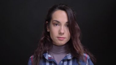 Genç güzel beyaz kadın neşeyle gülümseyen ve seductively dudağını ısırma kameraya bakarak portre portre.