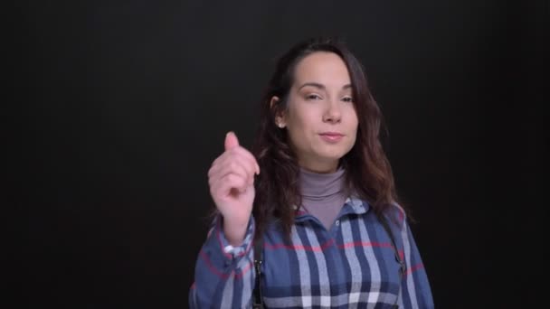 Närbild porträtt av unga vackra kaukasiska kvinnliga tryggt visar thumbb och ler medan du tittar på kameran — Stockvideo